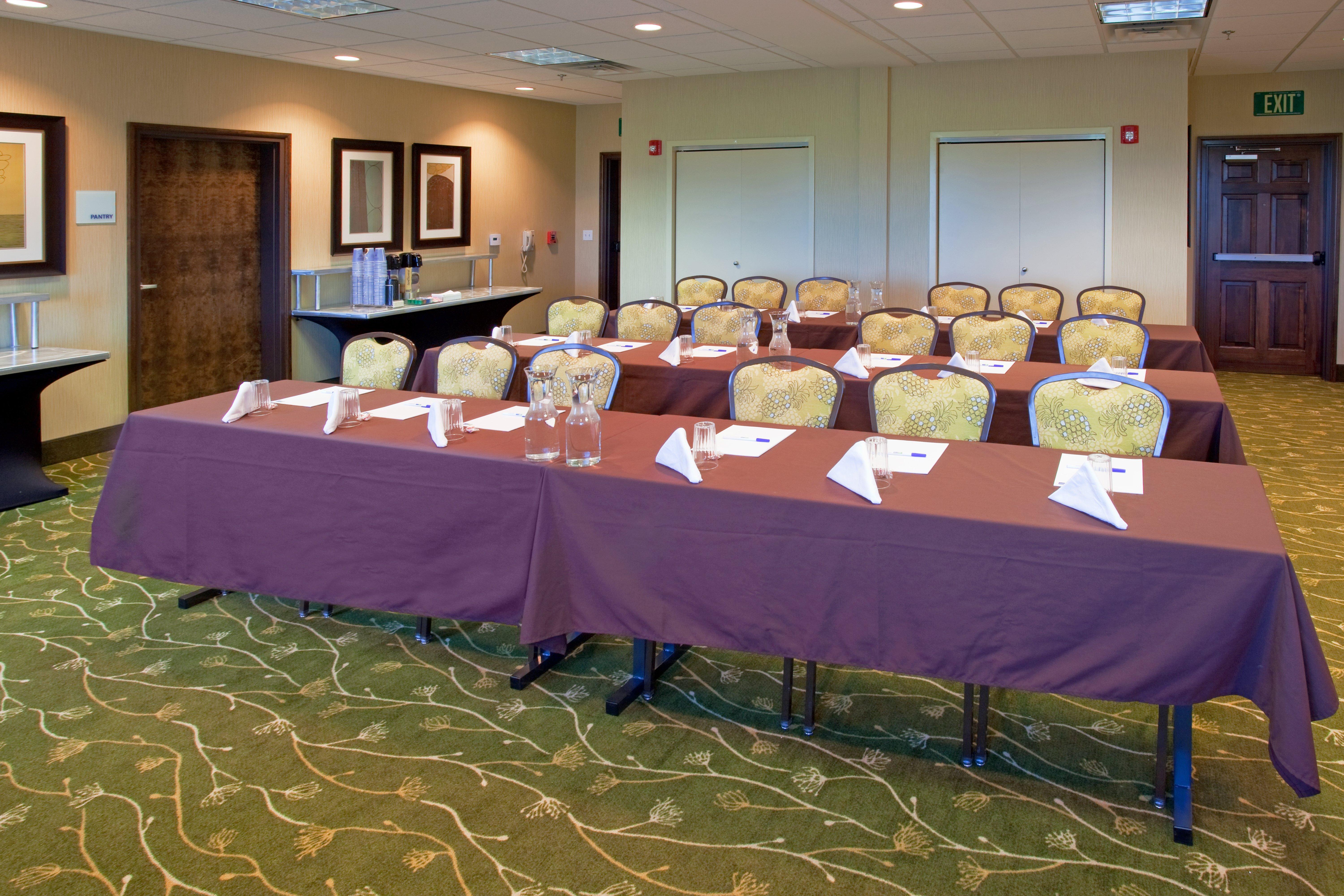 Holiday Inn Express & Suites Logan By Ihg Exteriör bild